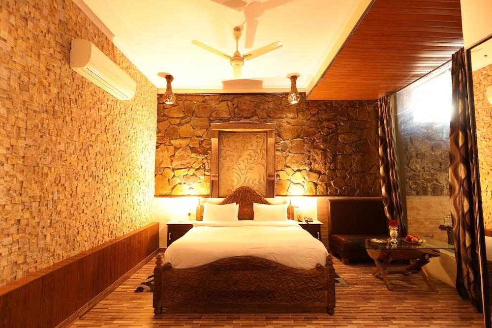 โลหะการ์ ฟอร์ต รีสอร์ต Hotel Kukas ภายนอก รูปภาพ