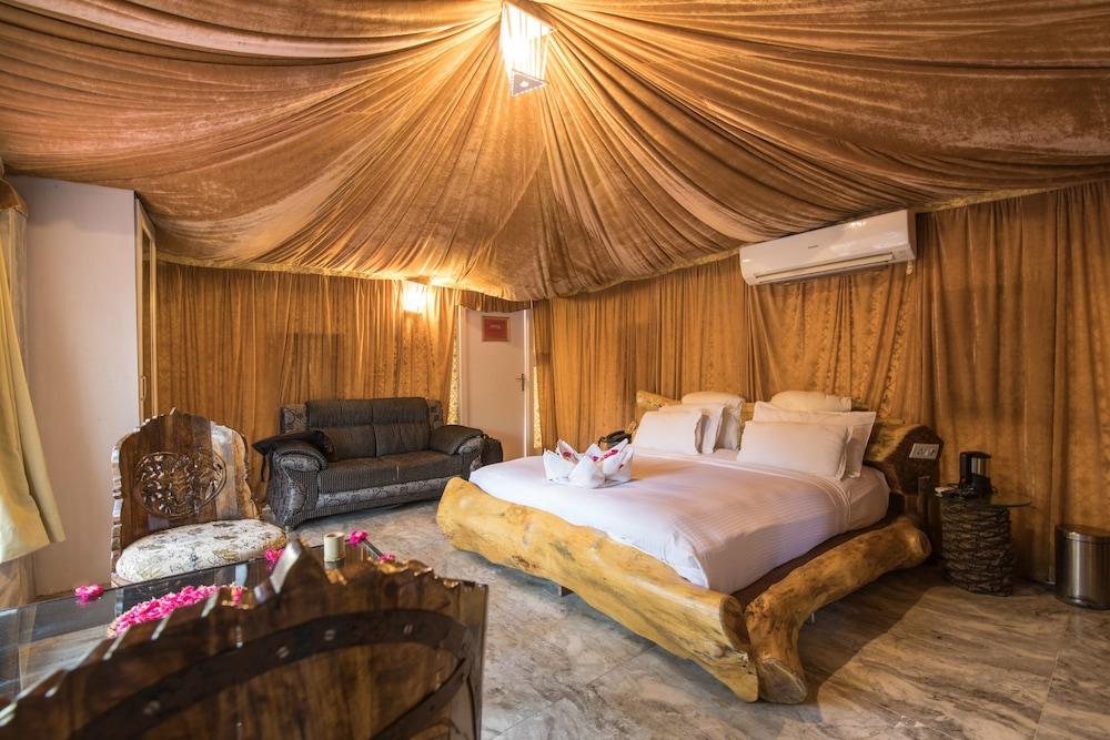 โลหะการ์ ฟอร์ต รีสอร์ต Hotel Kukas ภายนอก รูปภาพ