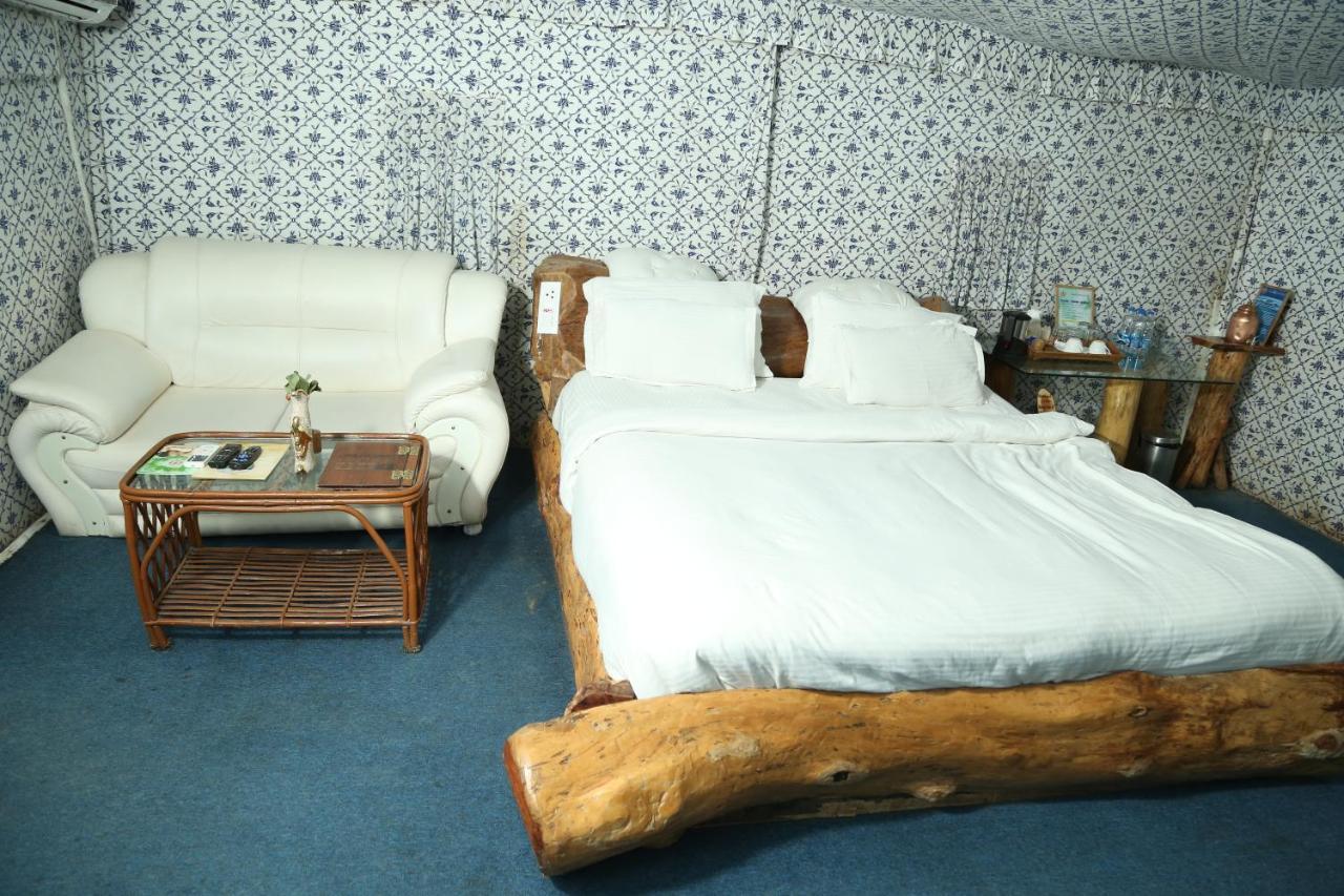 โลหะการ์ ฟอร์ต รีสอร์ต Hotel Kukas ภายนอก รูปภาพ