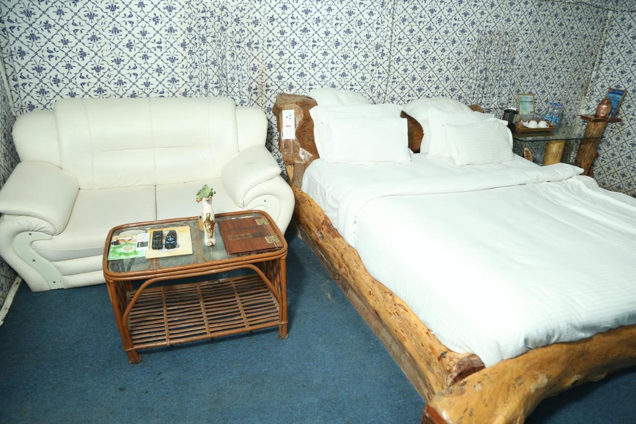 โลหะการ์ ฟอร์ต รีสอร์ต Hotel Kukas ภายนอก รูปภาพ